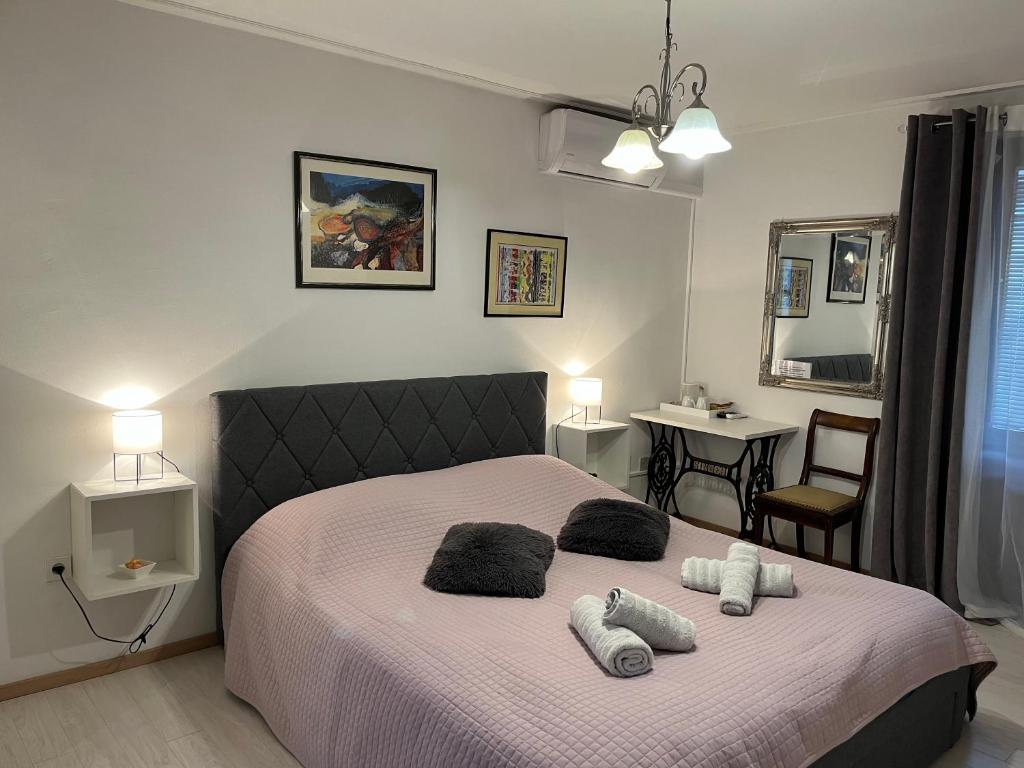 um quarto com uma cama com dois travesseiros em Rooms Barbieri Rovinj em Rovinj