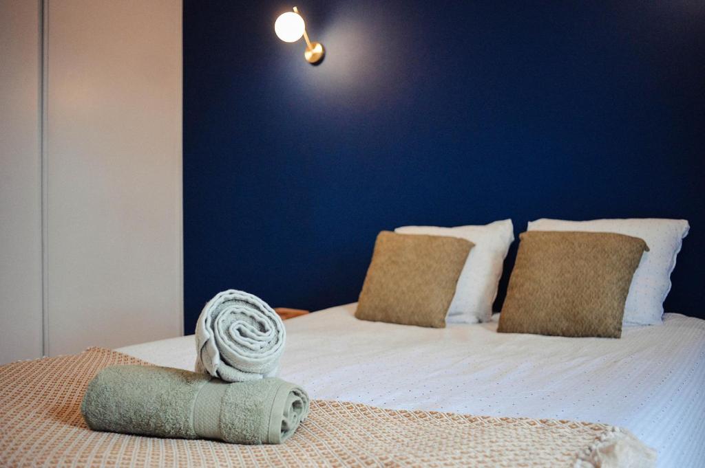 Un dormitorio con una cama con una toalla. en Charlie et la Chocolaterie- Parking- Clim- CentreVille, en Montauban