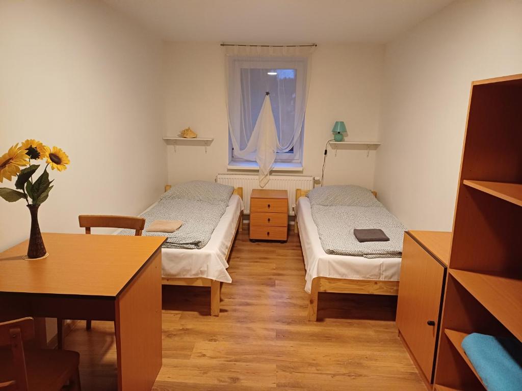Postel nebo postele na pokoji v ubytování Hostinec Klopoty