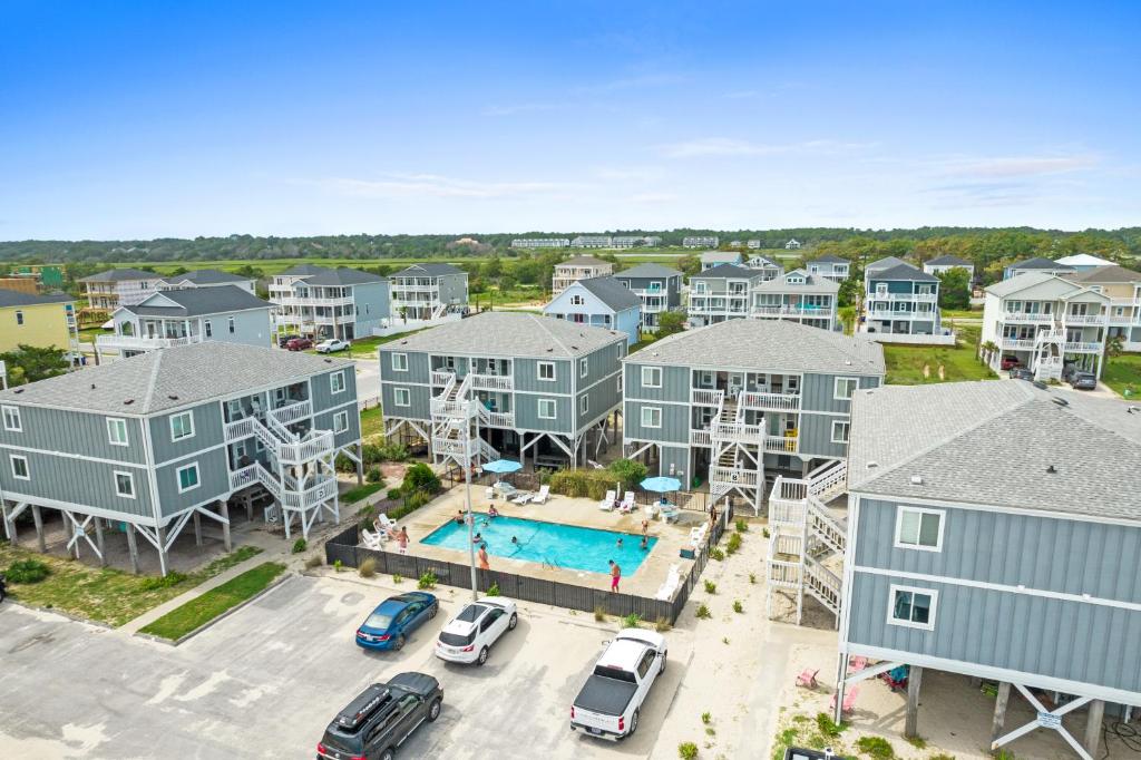 een luchtzicht op een appartementencomplex met een zwembad bij Beach D-ehs Brunswick Vacation Rentals in Ocean Isle Beach