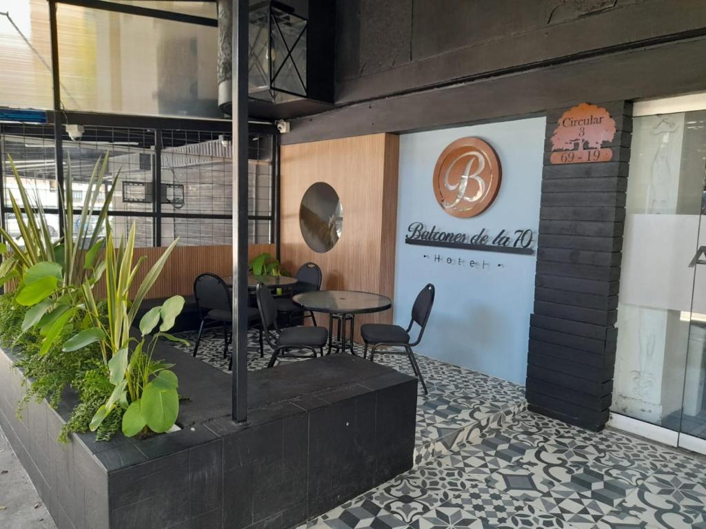 ein Restaurant mit einem Tisch und Stühlen in einem Zimmer in der Unterkunft Ayenda 1228 Balcones de la 70 in Medellín