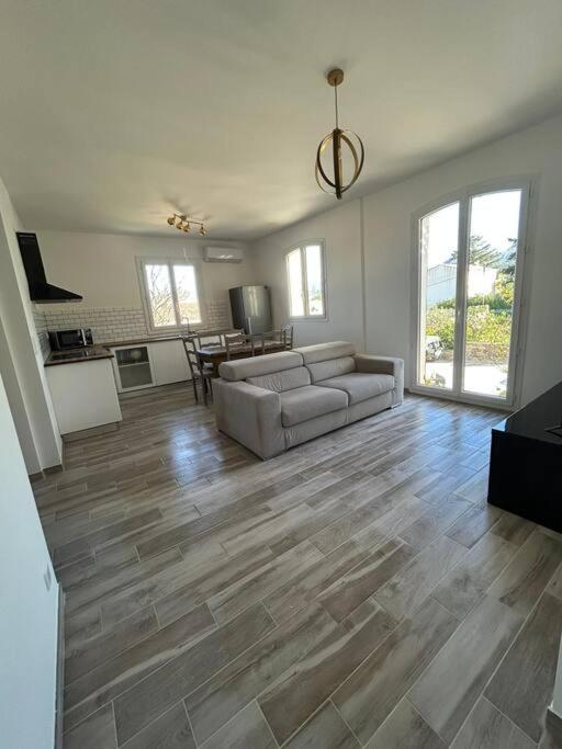 un salon avec un canapé et une table dans l'établissement Appartement entre mer et montagne avec beau jardin, à Calenzana