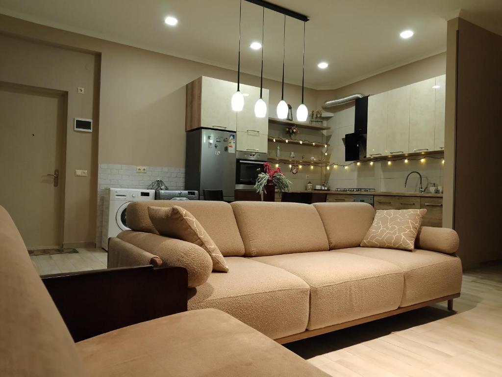 uma sala de estar com um sofá e uma cozinha em Medea's Home em Kutaisi