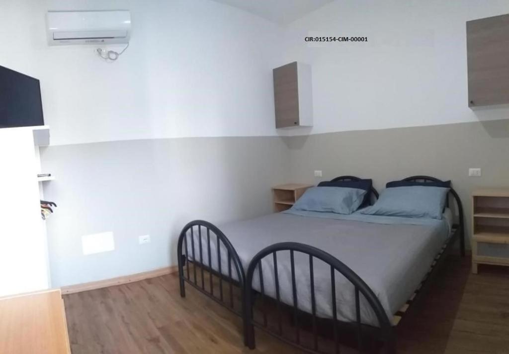 um quarto com uma cama com almofadas azuis em Camere La villetta vicino rho fiera e Malpensa em Nerviano
