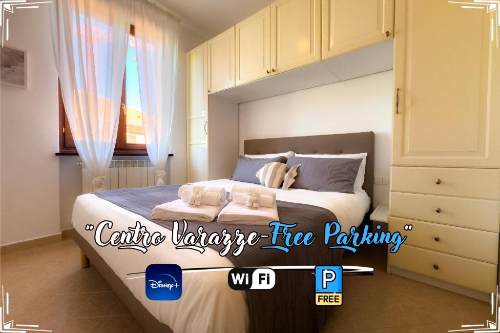 um quarto com uma cama com uma classificação gratuita de mobiliário branco em [Varazze Center] Free Parking • WiFi • Disney+ em Varazze