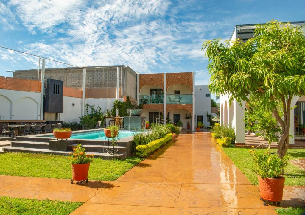Topolobampo的住宿－FINCA LUZ DEL MAR，享有带游泳池的建筑的外部景色