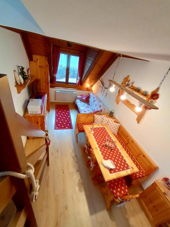 einen Blick über ein Zimmer mit einem Bett und einem Tisch in der Unterkunft La casa dello stambecco in Tarvis