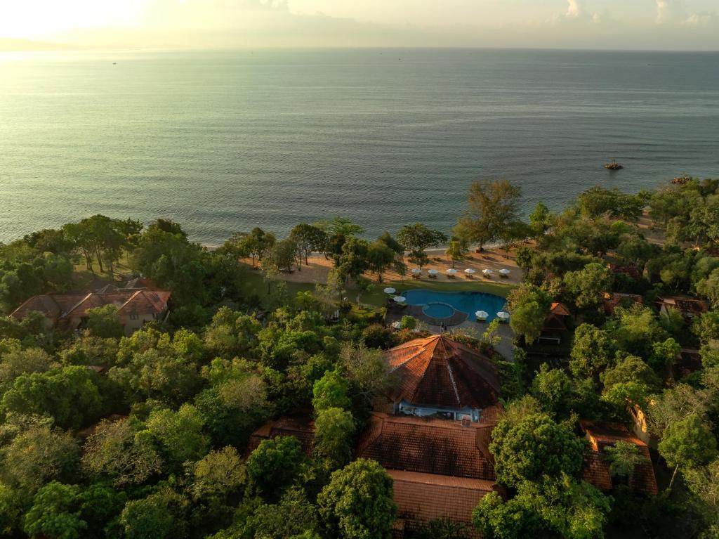 een luchtzicht op het resort en de oceaan bij Green Bay Phu Quoc Resort & Spa in Phu Quoc