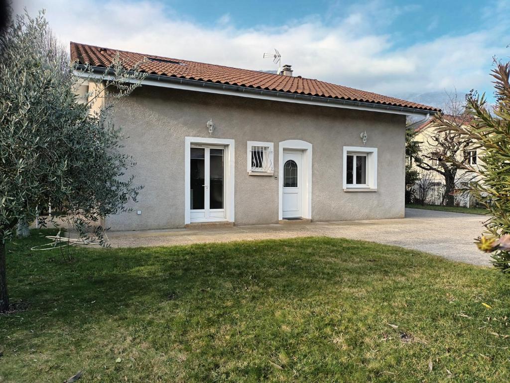 une petite maison avec des portes blanches et une cour dans l'établissement Maison de Chamechaude, à Fontaine