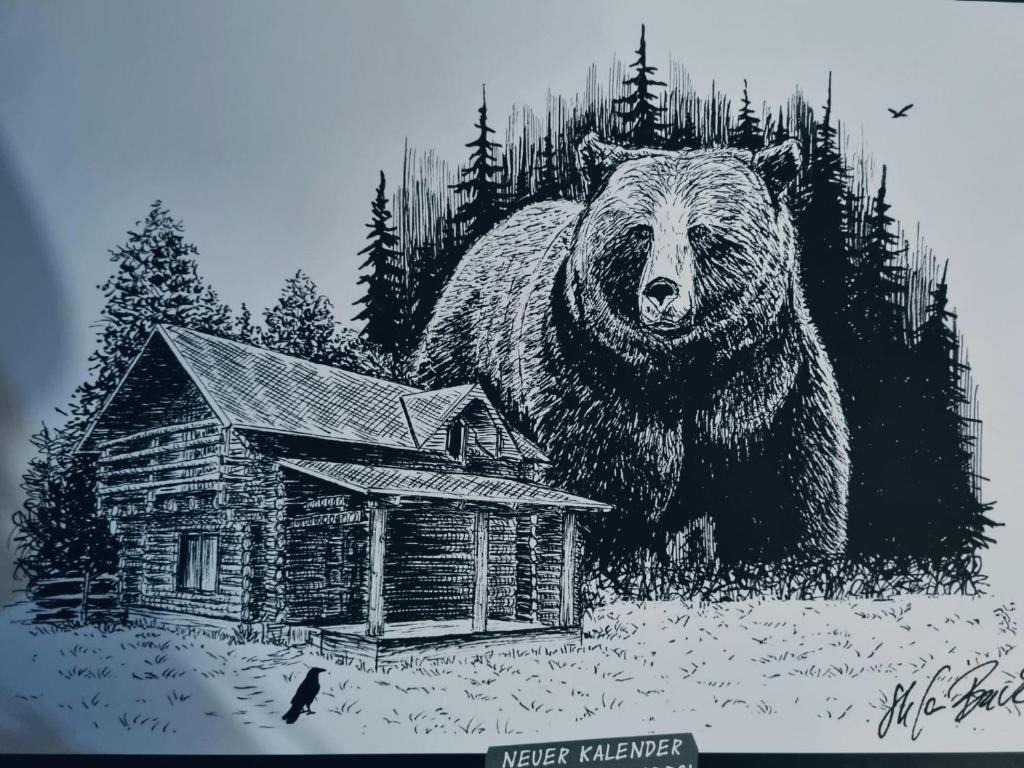 een tekening van een beer die naast een huis staat bij Musketeers Cabin in Porumbacu de Sus