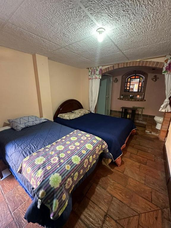 Postel nebo postele na pokoji v ubytování Alondra Posada Turística, escape con chimenea a una hora de Bogotá