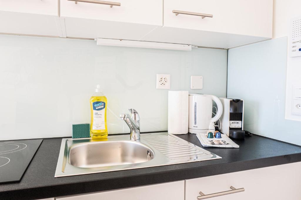 Urban Oasis with Queen Bed and View BE-13 - Resim 9