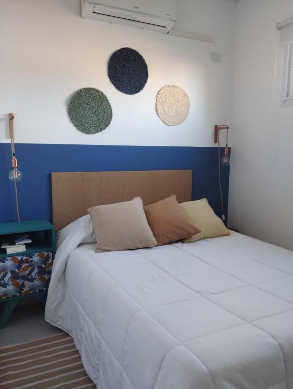 a bedroom with a bed with a blue and white wall at El Balconcito Dos ambientes in Saladillo