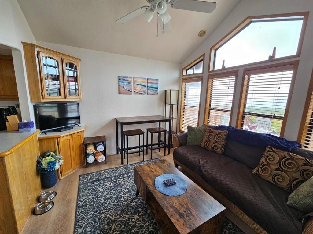 sala de estar con sofá y mesa en Ocean Front Cabin 1 With Jacuzzi & Amazing Views, en Smith River