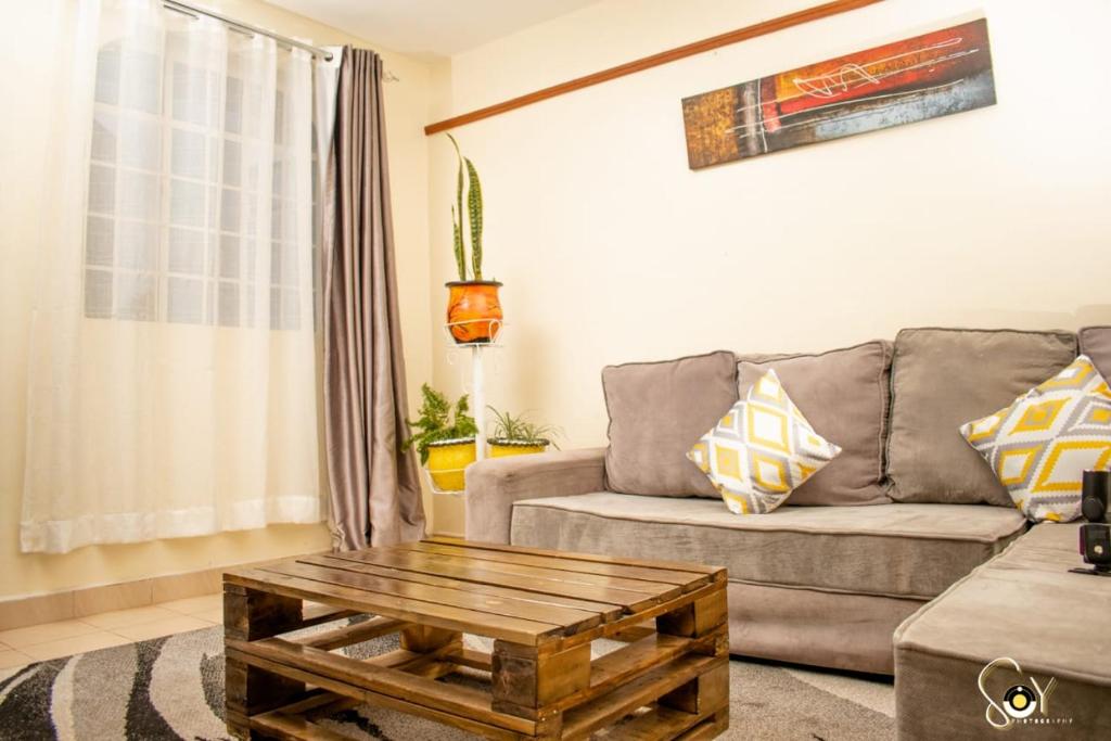 un soggiorno con divano e tavolino da caffè di The Unit a Nyeri
