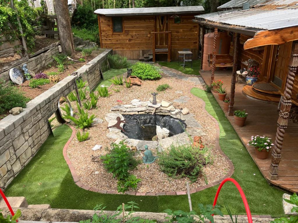 un jardín con una hoguera en el patio en The Treecycle, en Austin