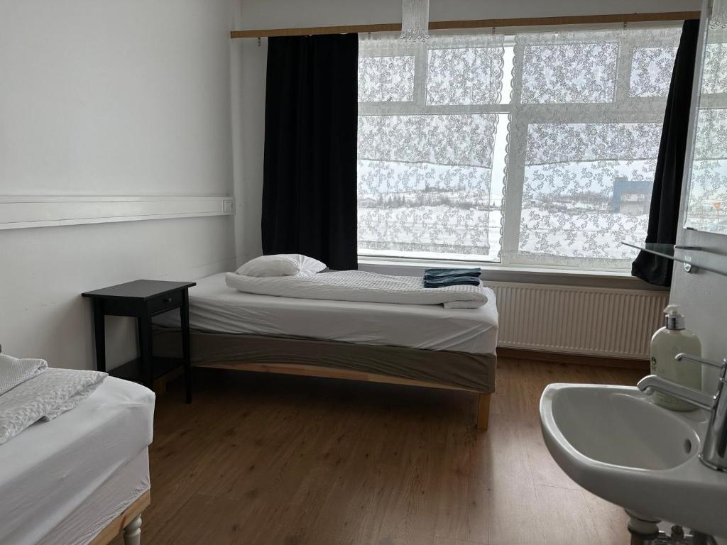 Postel nebo postele na pokoji v ubytování Kanslarinn Hostel
