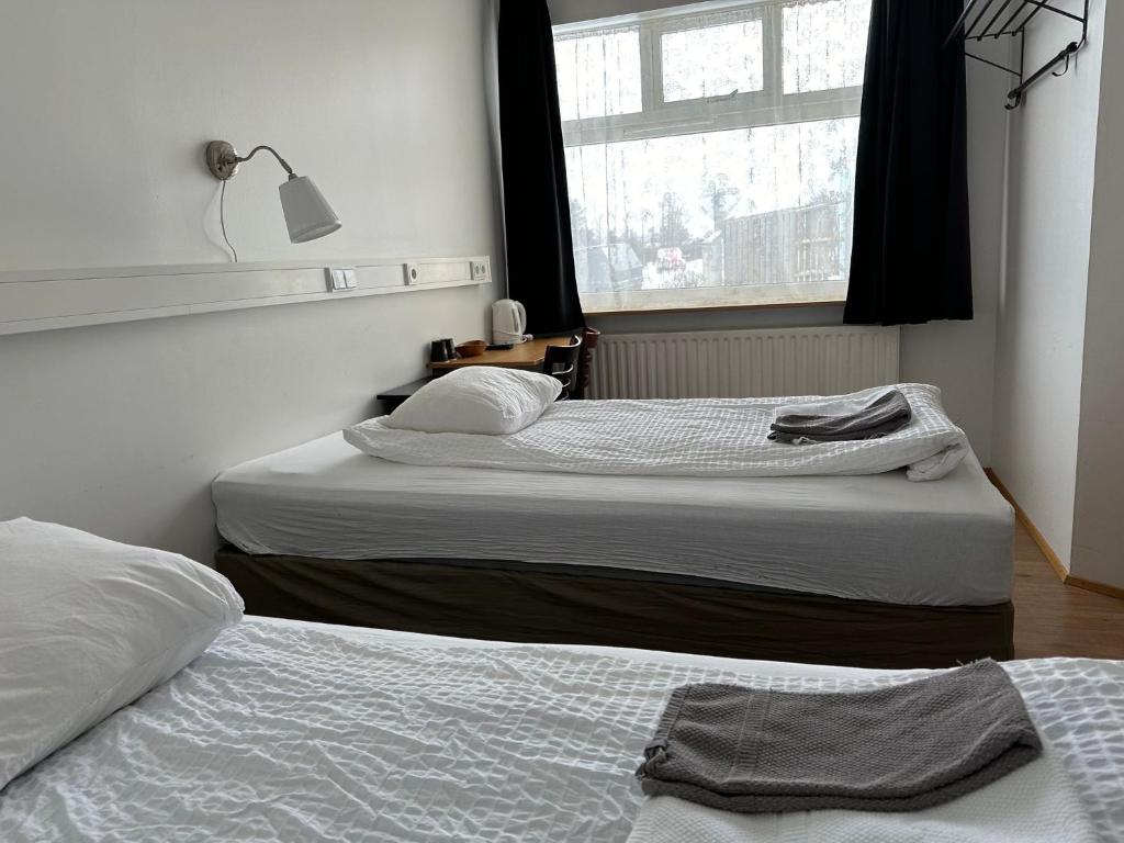Postel nebo postele na pokoji v ubytování Kanslarinn Hostel
