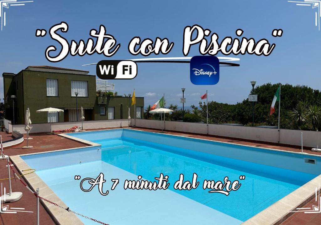 una foto di una piscina con le parole sorride di [Suite con Piscina] WiFi - Netflix - Mare a 7 Min a Varazze