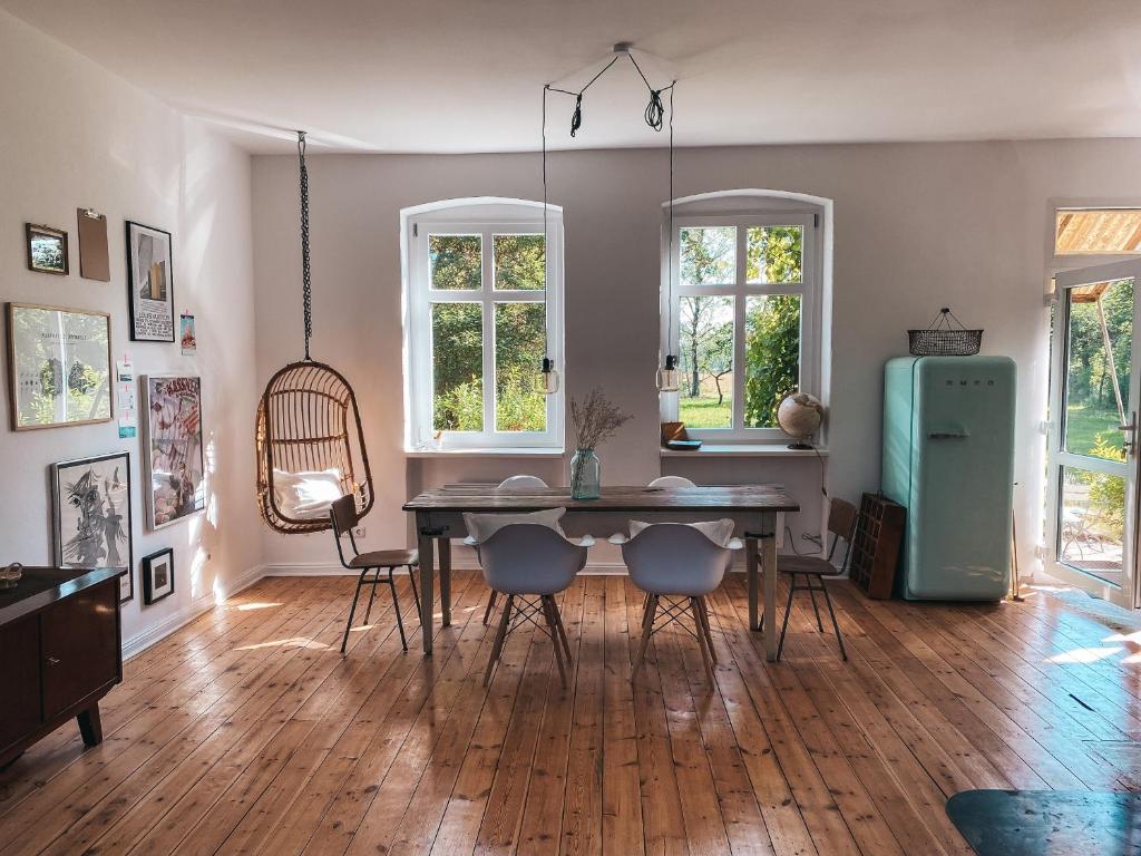 a dining room with a table and chairs at Altes Dorfhaus Sechzehneichen 