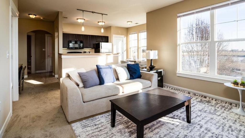 uma sala de estar com um sofá e uma mesa de centro em Landing - Modern Apartment with Amazing Amenities (ID8453X29) em Fishers