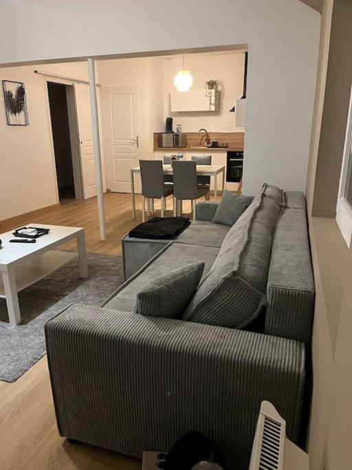 un salon avec un canapé et une table dans l'établissement Maison « Le moulin à vent », à Berthenay