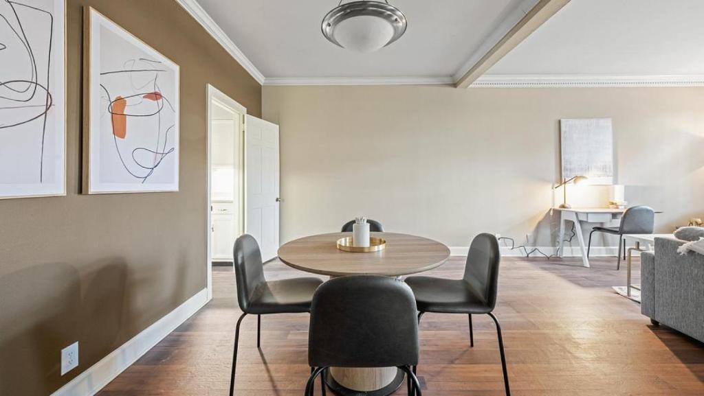 ein Esszimmer mit einem Tisch und Stühlen in der Unterkunft Landing - Modern Apartment with Amazing Amenities (ID7786X36) in Nashville