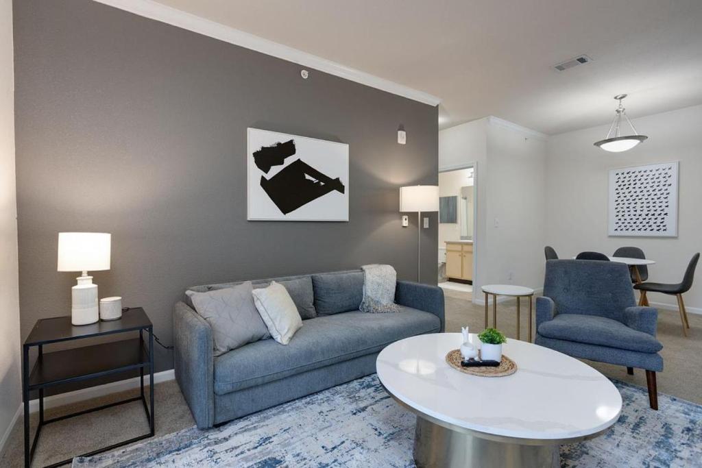 un soggiorno con divano e tavolo di Landing - Modern Apartment with Amazing Amenities (ID3381X66) a Mount Juliet