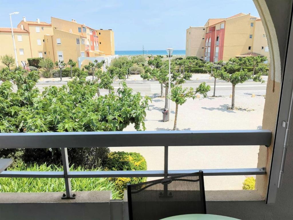 Elle comprend un balcon offrant une vue sur la cour. dans l'établissement Résidence Copacabana - Bel appartement deux pièces à Port Leucate. Réf: 1COP_518E MAE-8924, à Leucate