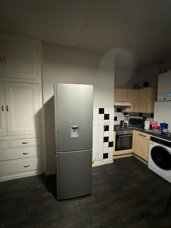 kuchnia z lodówką ze stali nierdzewnej w obiekcie Huddersfield house w mieście Huddersfield