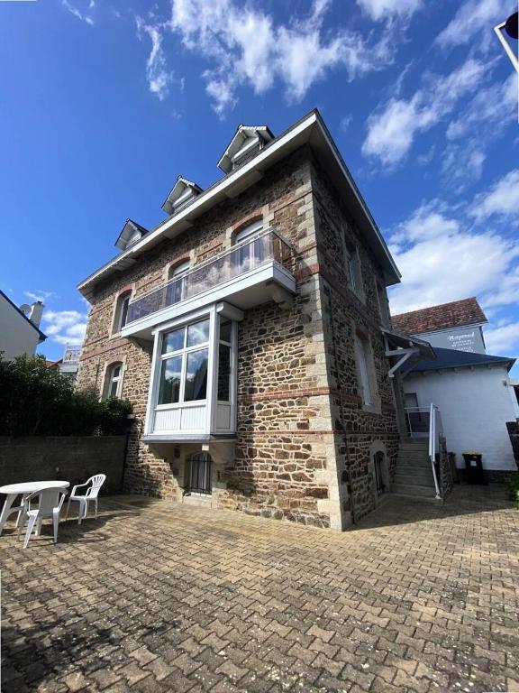 Cette maison en briques dispose d'une fenêtre et d'une terrasse. dans l'établissement Résidence 634-pleneuf Val Andre - Charmante maison mitoyenne dans le centre du Val-André MAE-7254, à Pléneuf-Val-André