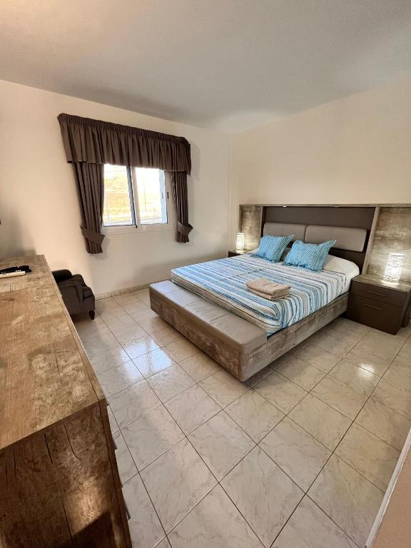 a bedroom with a bed with blue pillows at Acogedor Apartamento Con Vistas in Callao Salvaje