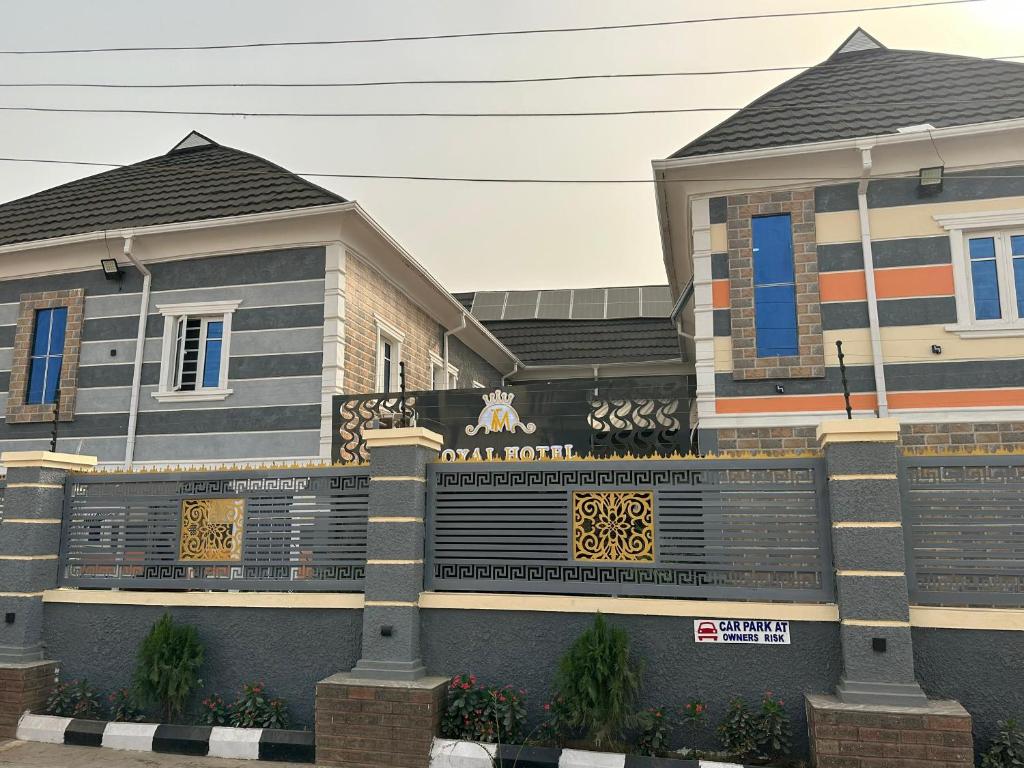 una casa con un cartello sulla parte anteriore di TM Royal Hotel, Ibadan a Ibadan