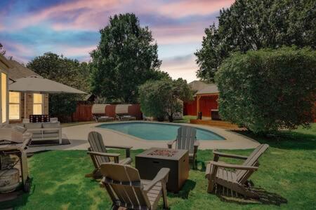 Majoituspaikassa Luxury Escape Home with pool spa game room tai sen lähellä sijaitseva uima-allas