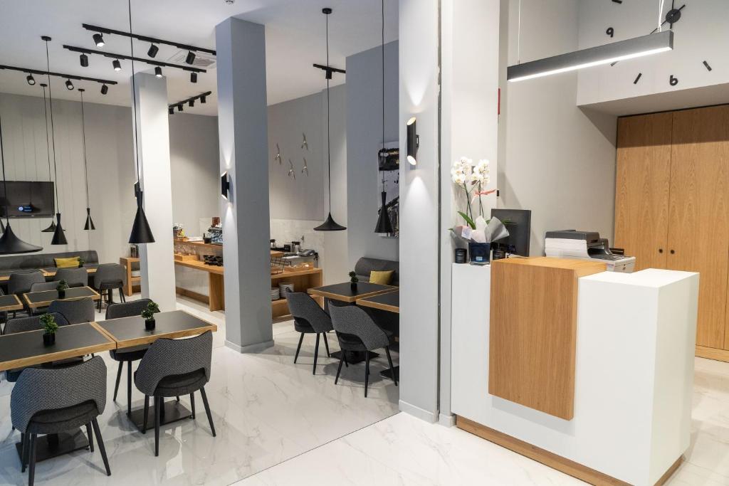 Reštaurácia alebo iné gastronomické zariadenie v ubytovaní Grand Port Suites
