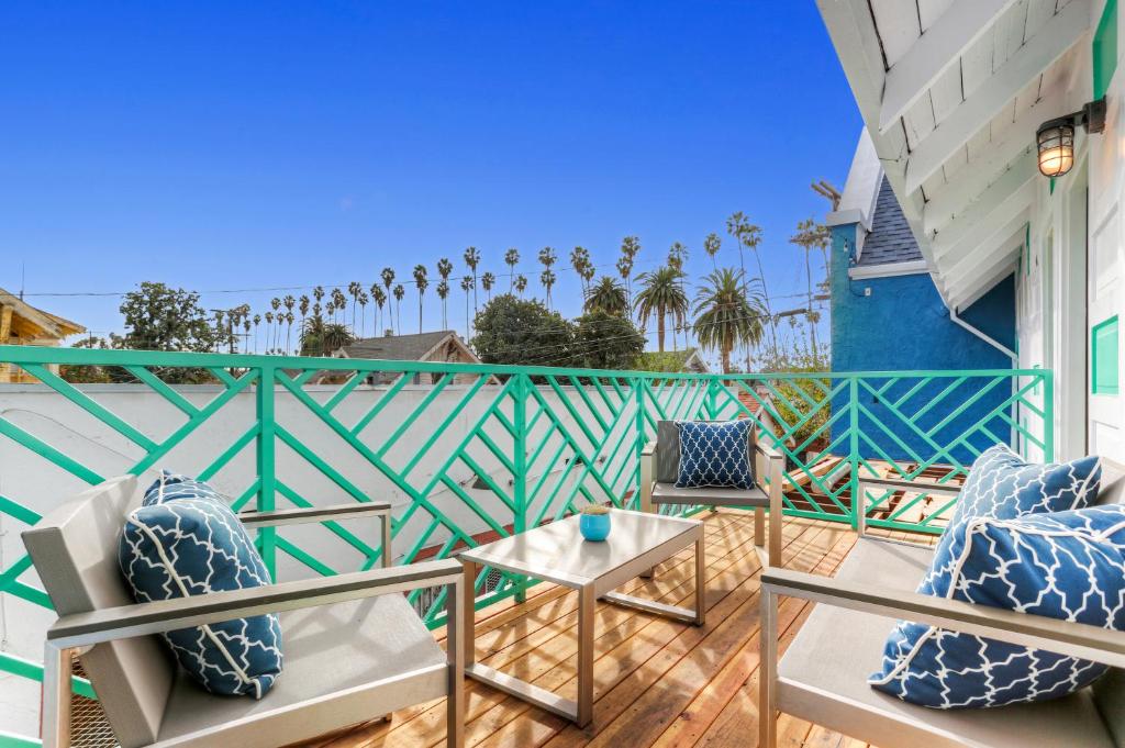 een patio met stoelen en een tafel op een balkon bij Peace Palace 4803 in Los Angeles