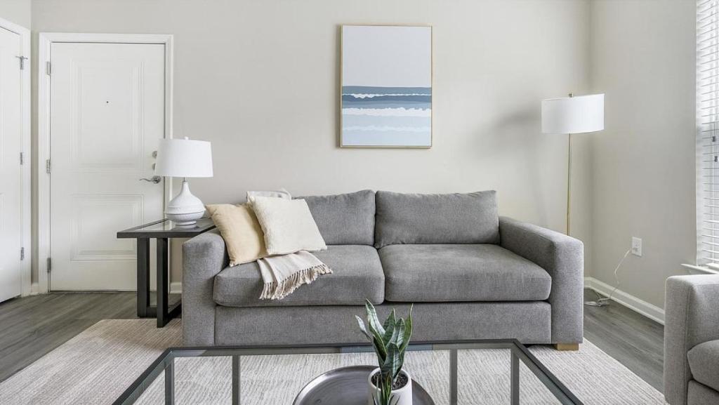 uma sala de estar com um sofá e uma mesa em Landing - Modern Apartment with Amazing Amenities (ID1375X557) em Wake Forest