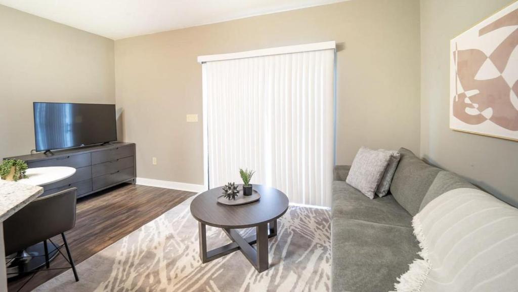 uma sala de estar com um sofá e uma mesa em Landing - Modern Apartment with Amazing Amenities (ID7788X51) em Greenville