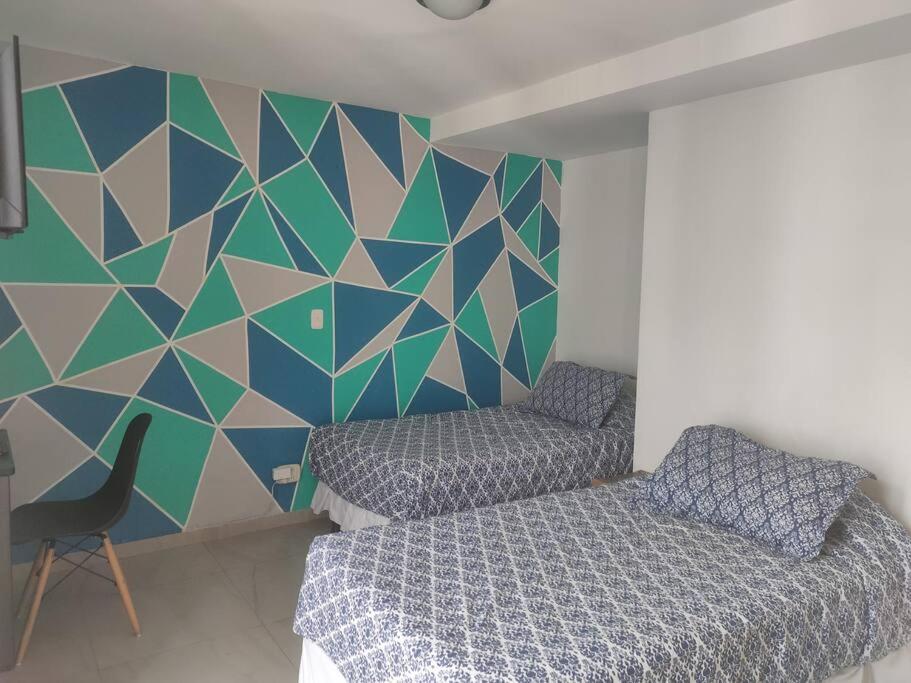 um quarto com uma cama e um mural de parede em Perfect Suite, near everything! ¡cerca de todo! em Quito
