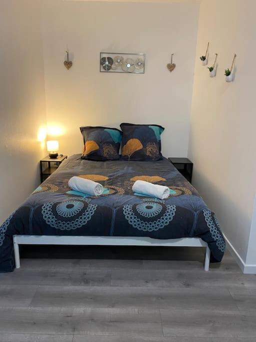 une chambre avec un grand lit avec des oreillers dans l'établissement Strasbourg Lifestyle, à Strasbourg