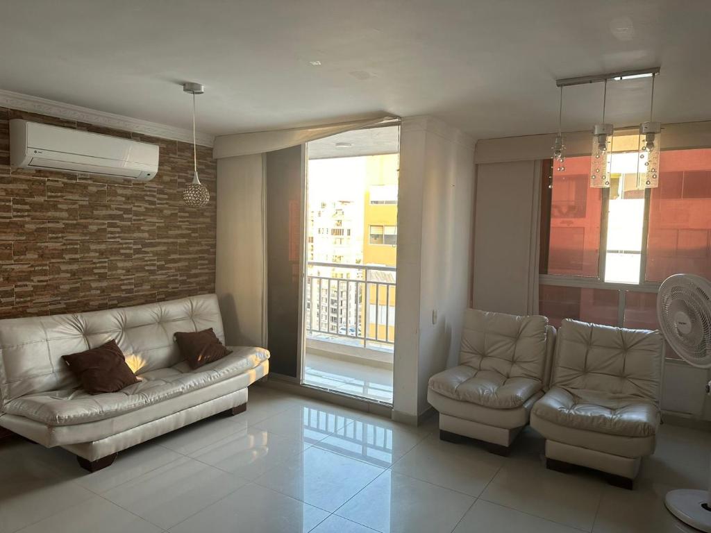 sala de estar con sofá y 2 sillas en Apartamento, en las mejores zonas de Barranquilla, en Barranquilla