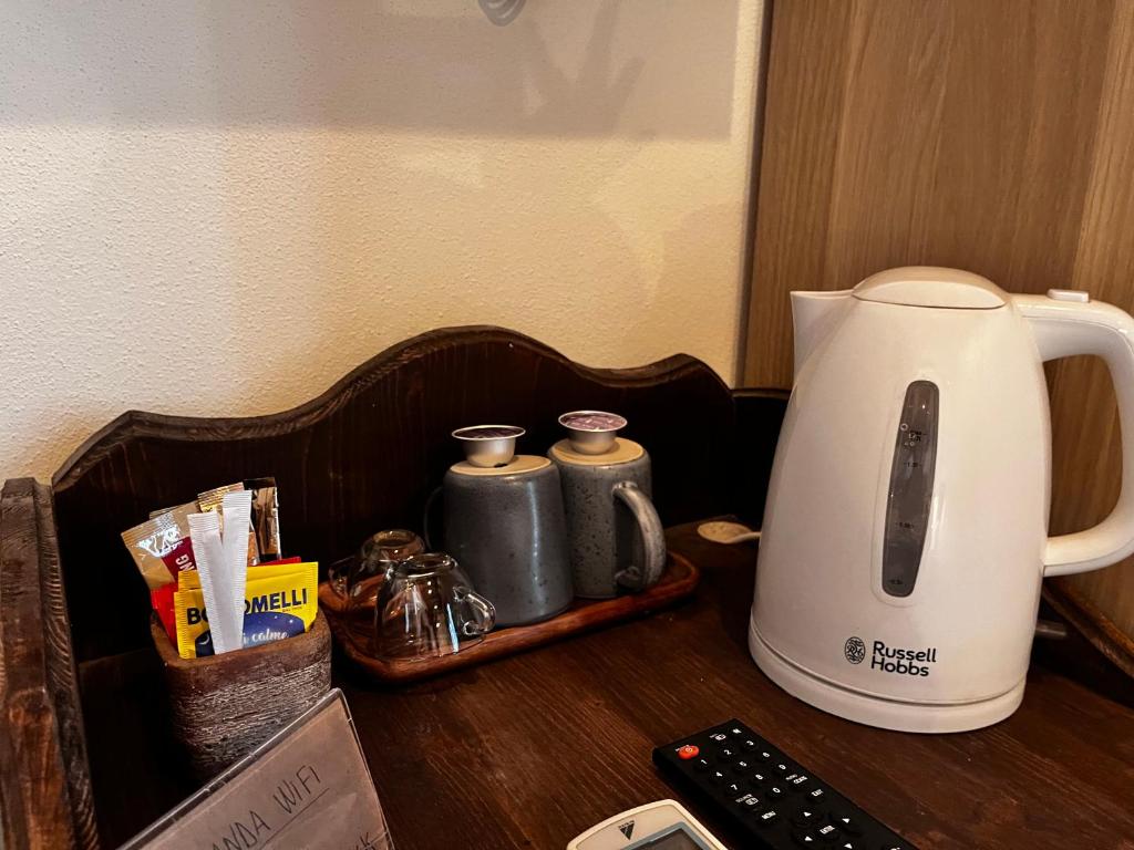 Příslušenství pro přípravu čaje a kávy v ubytování La Taverna del Metallo Rooms