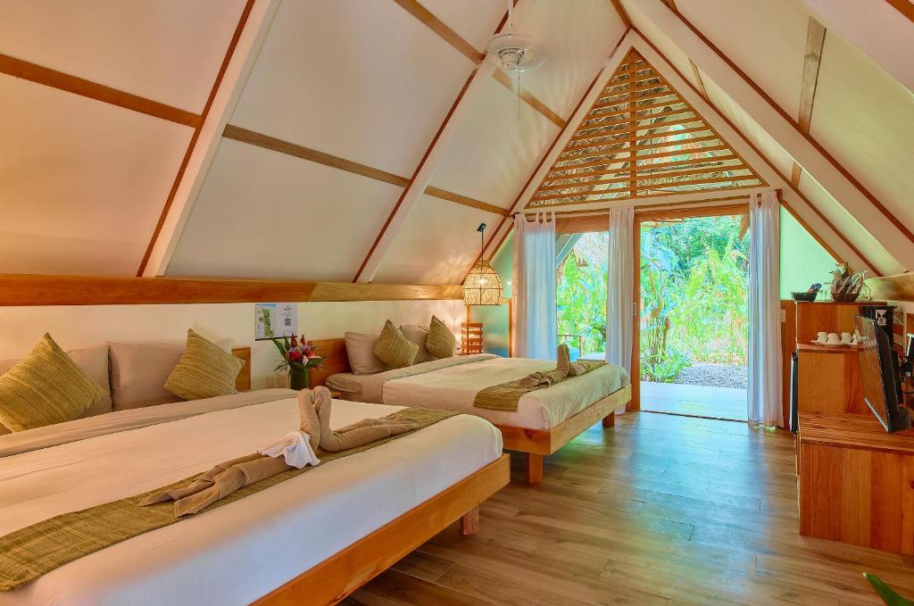 Postel nebo postele na pokoji v ubytování Shawandha Lodge