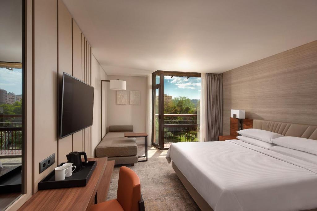 
Signature King, Guest room, 1 King, Balcony
