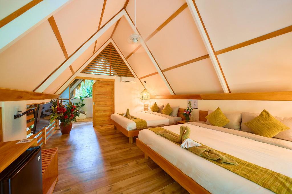 Postel nebo postele na pokoji v ubytování Shawandha Lodge