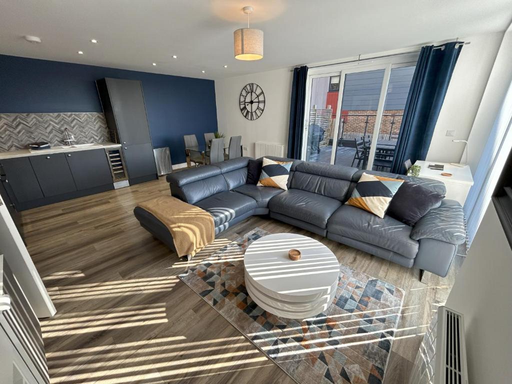 uma sala de estar com um sofá e uma mesa em Apartment in Ashford with Large Terrace em Ashford