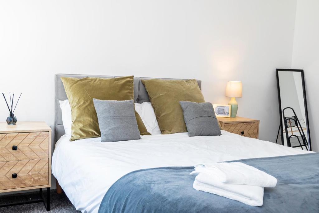 Ideal for heathrow, M25 links & the underground, Ickenham (updated