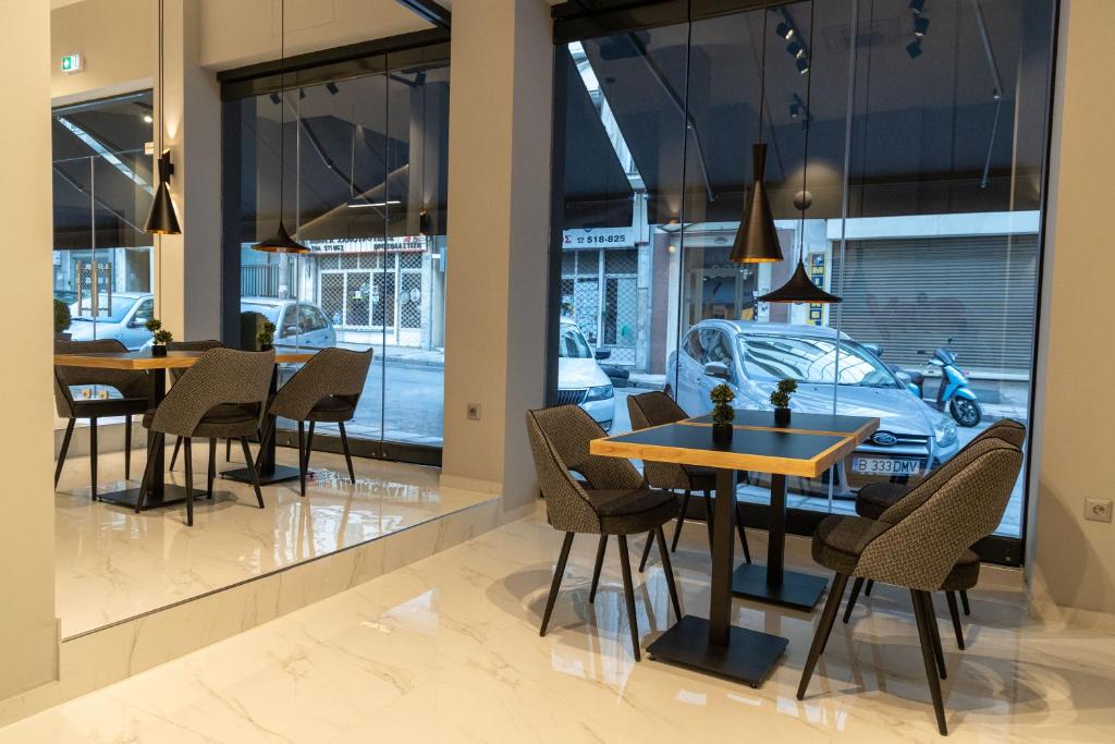 Reštaurácia alebo iné gastronomické zariadenie v ubytovaní Grand Port Suites