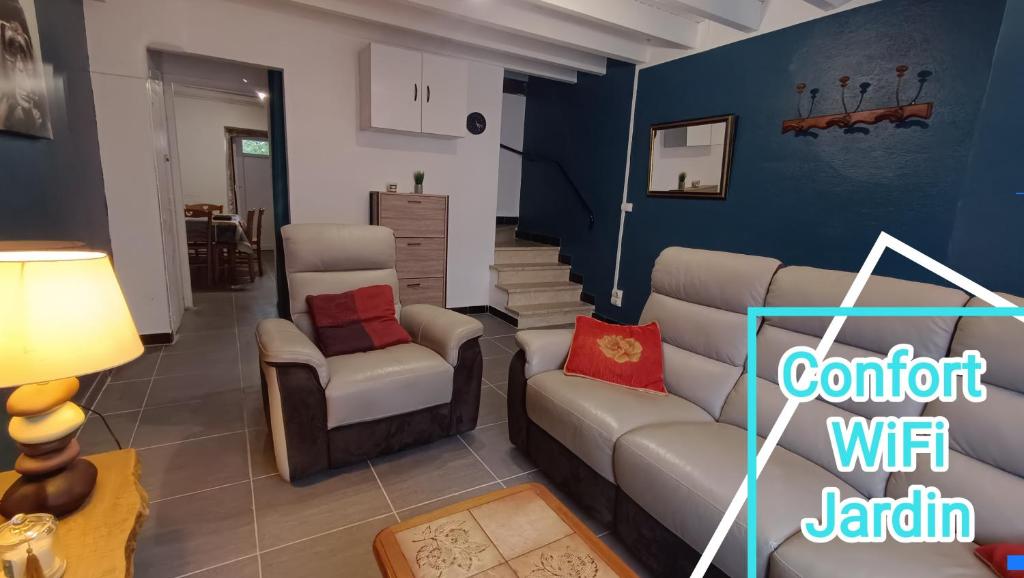 ein Wohnzimmer mit einem Sofa und 2 Stühlen in der Unterkunft Charmante Maison de Village T3 Rénovée et son Jardin in Revel