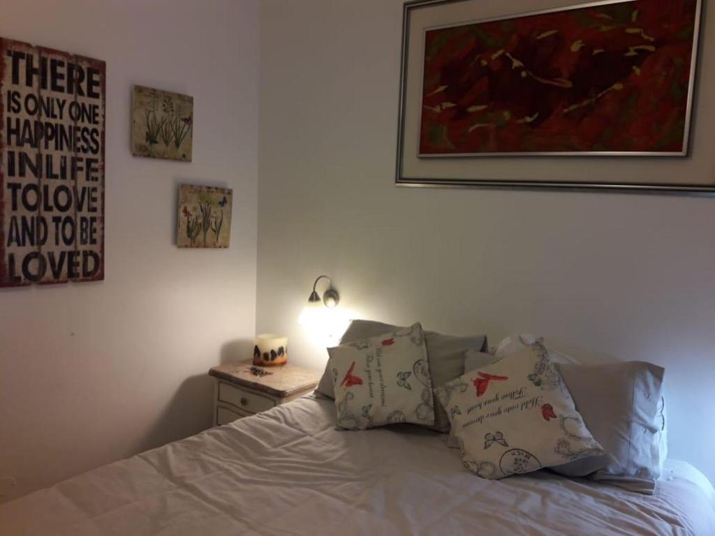- une chambre avec un lit et une photo sur le mur dans l'établissement Departamentos Quintaviña K15, à Viña del Mar